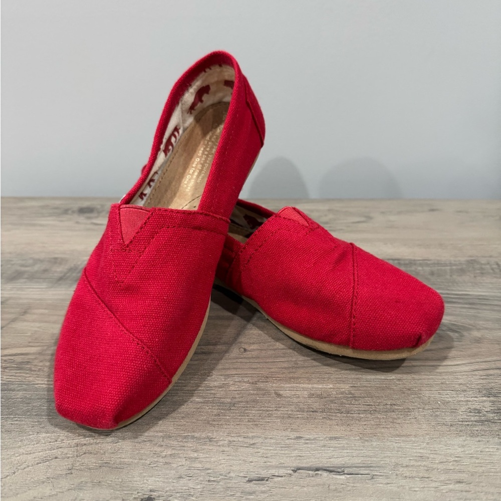 Red Classic Toms Canvas Flats Slip Ons Size 6.5